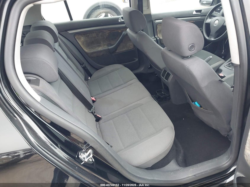 2006 Volkswagen Rabbit 4-Door VIN: WVWCR71K06W195695 Lot: 43743152