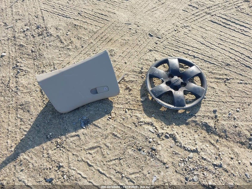 2008 Kia Optima Lx VIN: KNAGE123885196102 Lot: 43743480