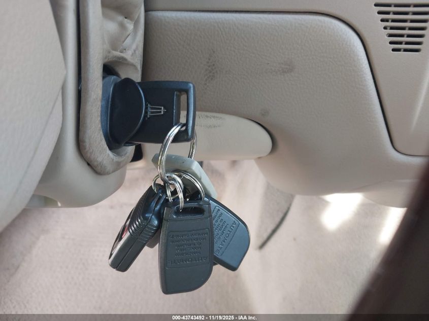 2008 Lincoln Town Car Signature Limited VIN: 2LNHM82V78X657742 Lot: 43743492