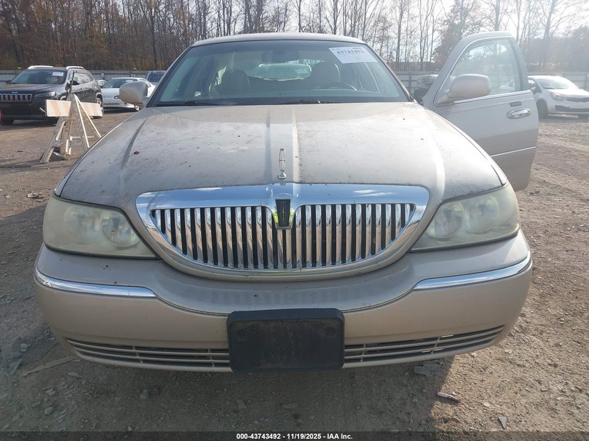 2008 Lincoln Town Car Signature Limited VIN: 2LNHM82V78X657742 Lot: 43743492