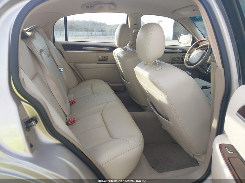 2008 Lincoln Town Car Signature Limited VIN: 2LNHM82V78X657742 Lot: 43743492