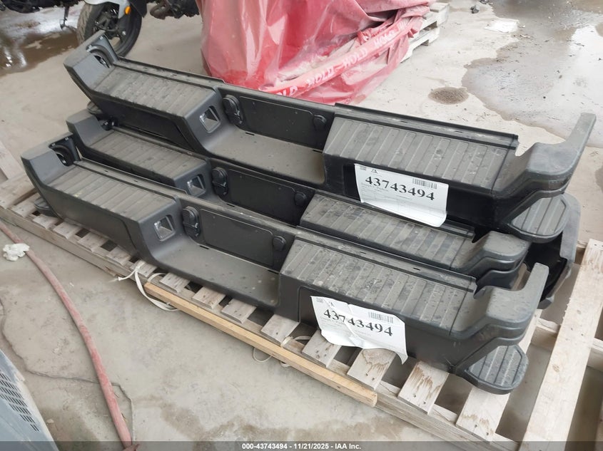 2023 Ford Superduty VIN: 4BUMPERS Lot: 43743494