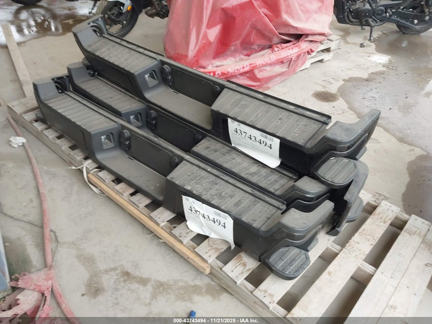 2023 Ford Superduty VIN: 4BUMPERS Lot: 43743494