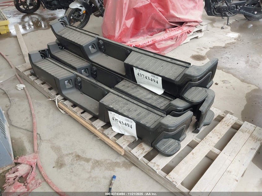 2023 Ford Superduty VIN: 4BUMPERS Lot: 43743494