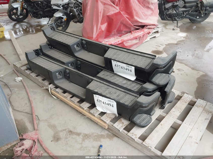 2023 Ford Superduty VIN: 4BUMPERS Lot: 43743494