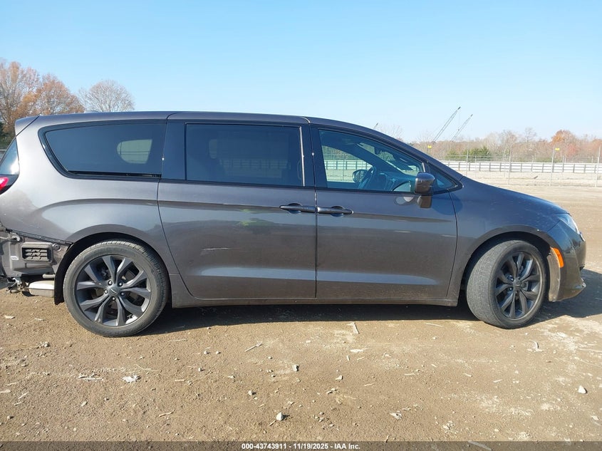 2018 Chrysler Pacifica Touring Plus VIN: 2C4RC1FG1JR204449 Lot: 43743911