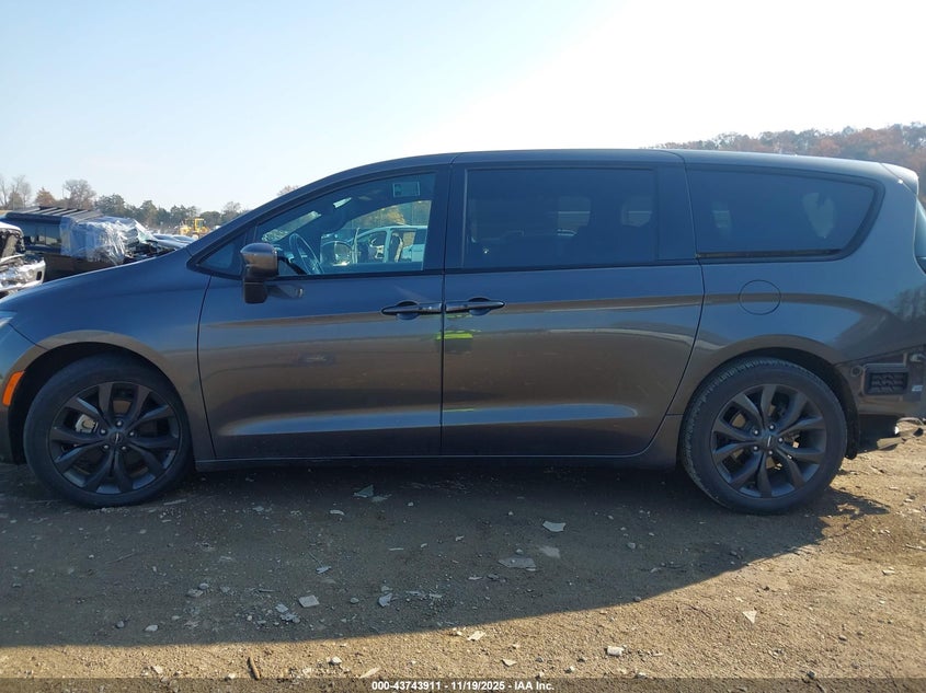 2018 Chrysler Pacifica Touring Plus VIN: 2C4RC1FG1JR204449 Lot: 43743911