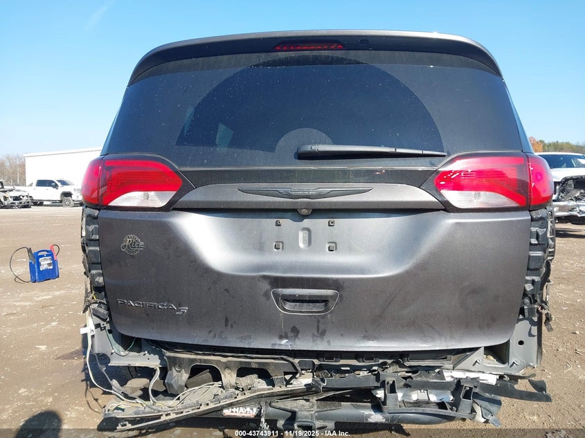 2018 Chrysler Pacifica Touring Plus VIN: 2C4RC1FG1JR204449 Lot: 43743911