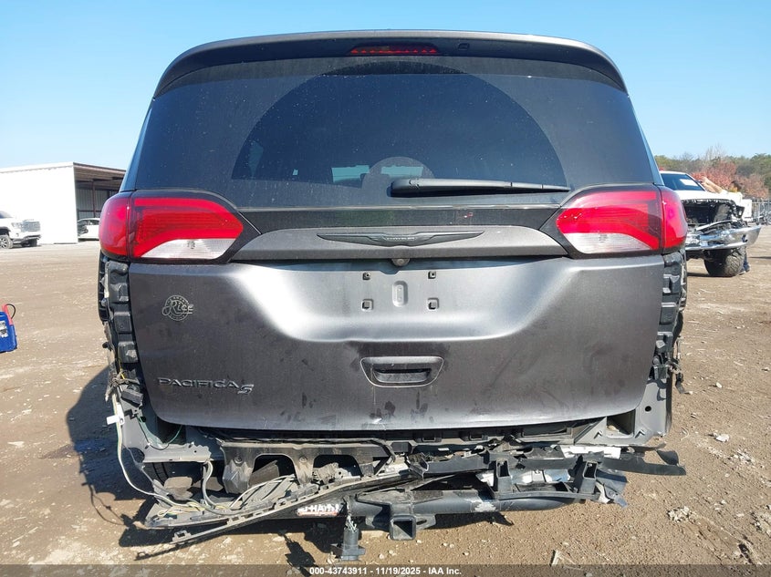 2018 Chrysler Pacifica Touring Plus VIN: 2C4RC1FG1JR204449 Lot: 43743911