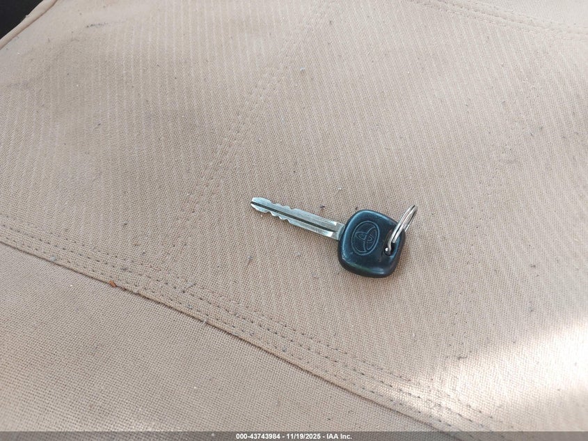 2002 Toyota Sequoia Sr5 V8 VIN: 5TDZT34A42S108608 Lot: 43743984