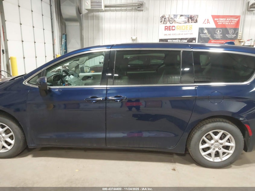 2017 Chrysler Pacifica Touring VIN: 2C4RC1DG0HR610025 Lot: 43744400