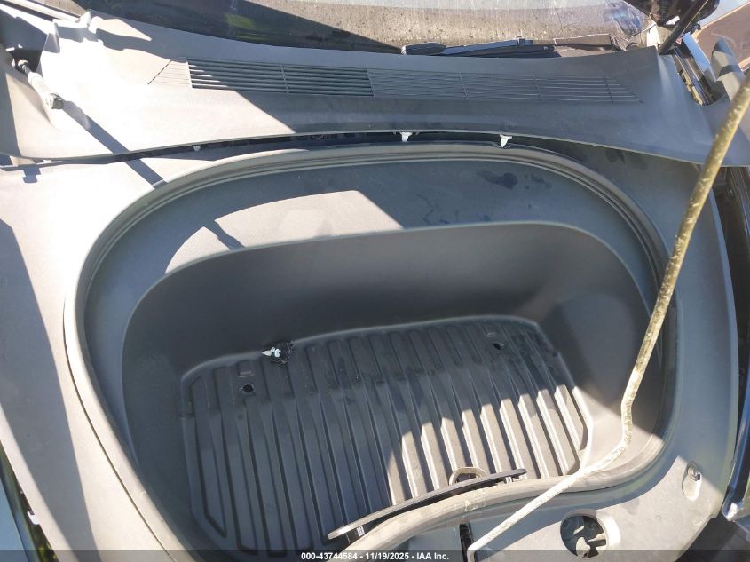 2025 Tesla Model 3 Long Range Rear-Wheel Drive/Standard VIN: 5YJ3E1EA3SF988711 Lot: 43744584