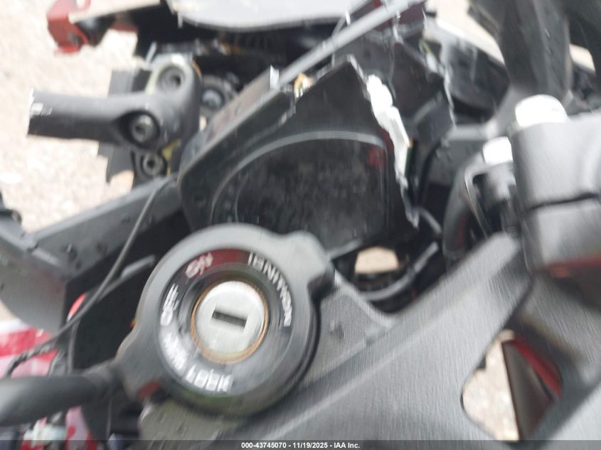 2015 Honda Cbr650 F VIN: MLHRC7403F5100300 Lot: 43745070