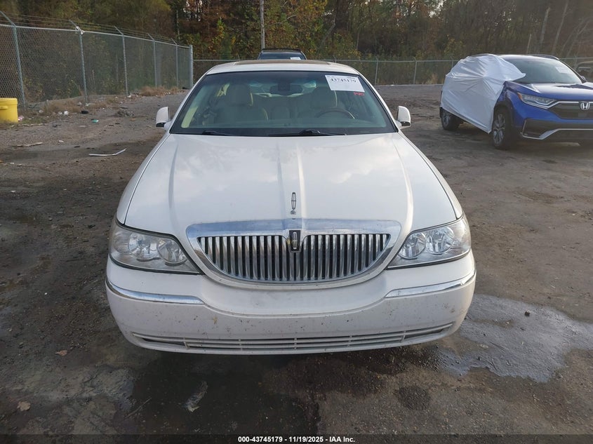 2003 Lincoln Town Car Cartier VIN: 1LNHM83W63Y646313 Lot: 43745179