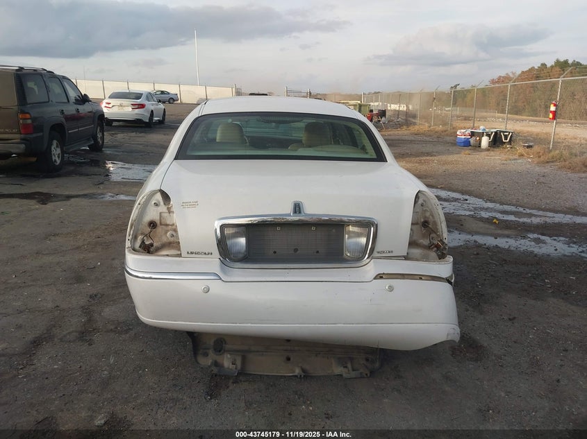 2003 Lincoln Town Car Cartier VIN: 1LNHM83W63Y646313 Lot: 43745179