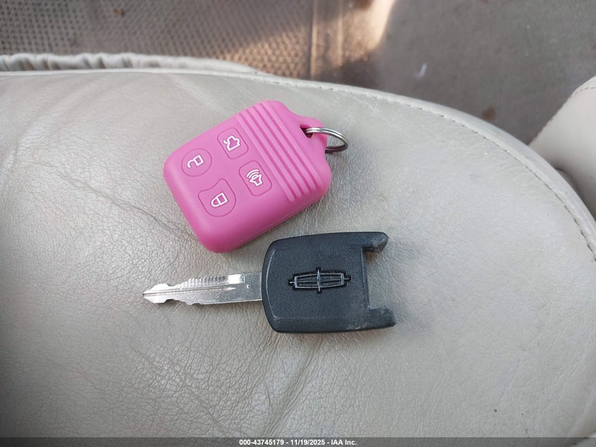 2003 Lincoln Town Car Cartier VIN: 1LNHM83W63Y646313 Lot: 43745179