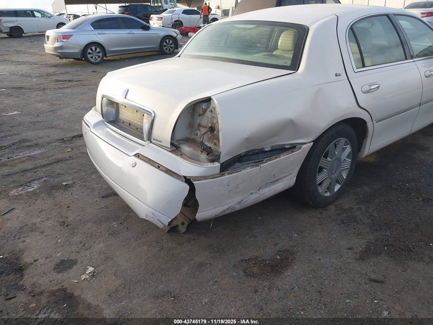 2003 Lincoln Town Car Cartier VIN: 1LNHM83W63Y646313 Lot: 43745179