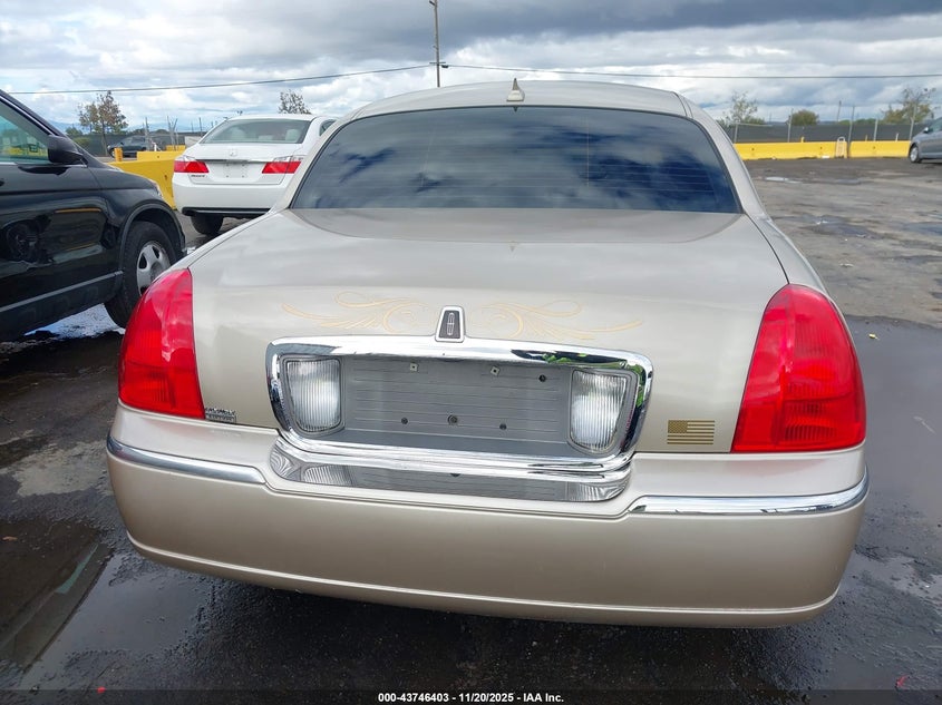 2006 Lincoln Town Car Signature VIN: 1LNHM81W76Y622979 Lot: 43746403