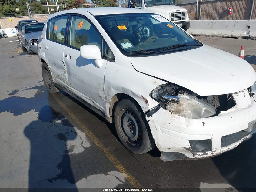 2009 Nissan Versa 1.8S VIN: 3N1BC13E09L476572 Lot: 43746798