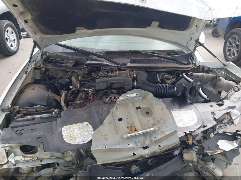 2000 Lincoln Town Car Executive VIN: 1LNHM81W3YY799189 Lot: 43746904