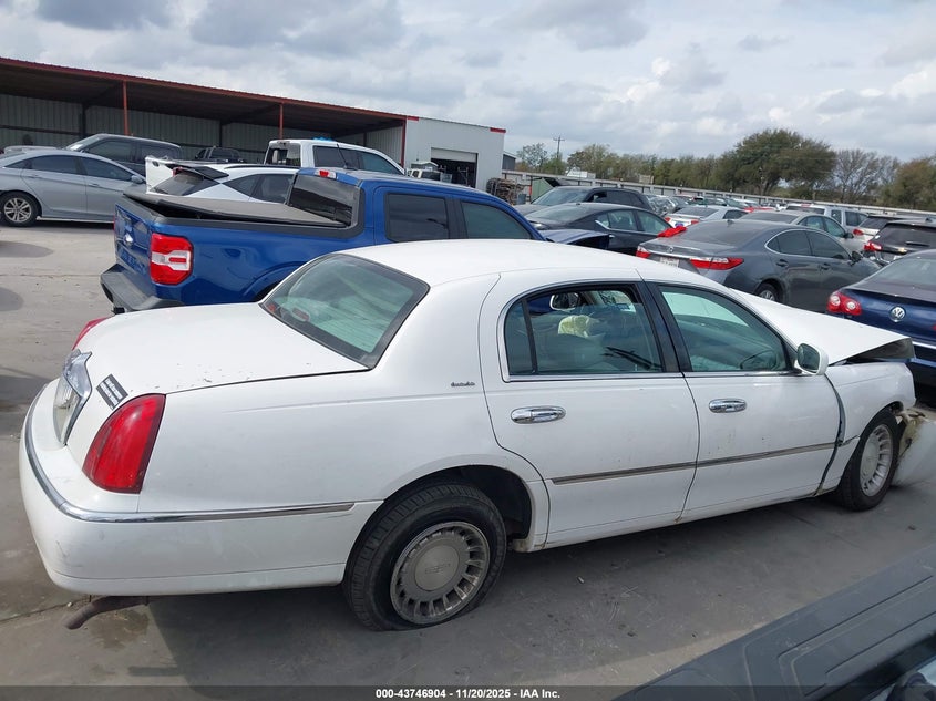 2000 Lincoln Town Car Executive VIN: 1LNHM81W3YY799189 Lot: 43746904