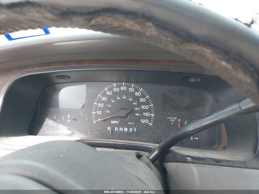 2000 Lincoln Town Car Executive VIN: 1LNHM81W3YY799189 Lot: 43746904