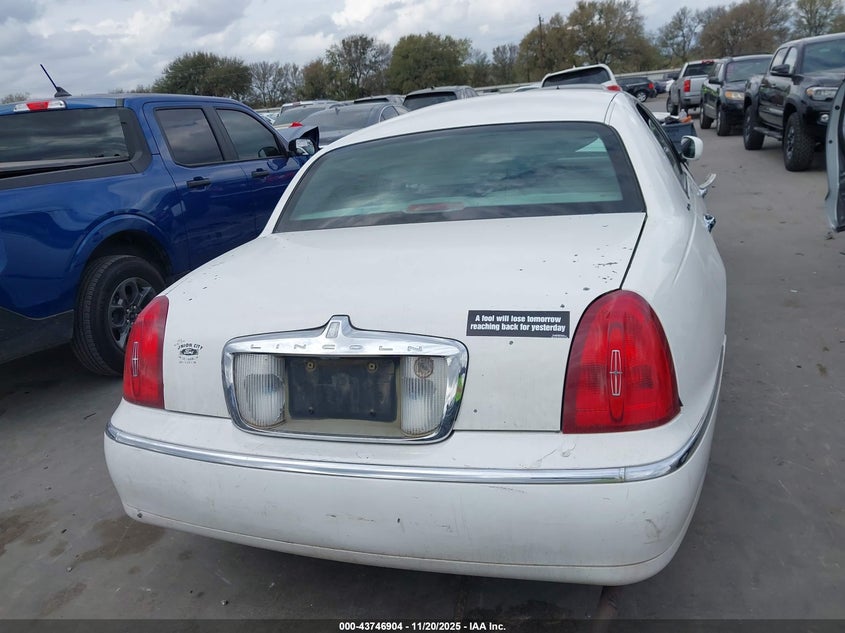 2000 Lincoln Town Car Executive VIN: 1LNHM81W3YY799189 Lot: 43746904