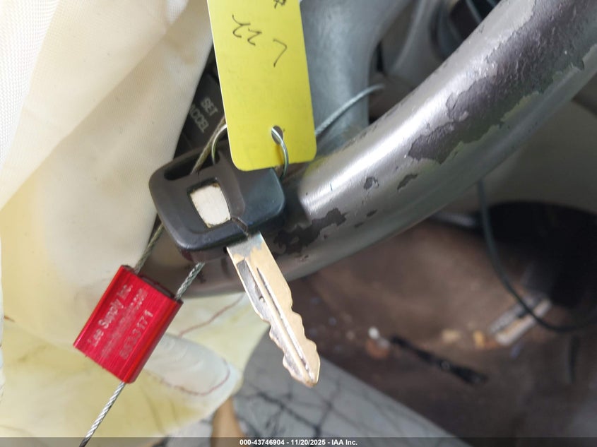 2000 Lincoln Town Car Executive VIN: 1LNHM81W3YY799189 Lot: 43746904