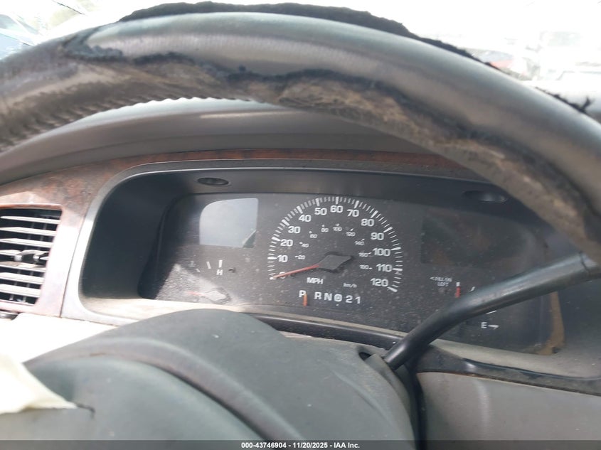 2000 Lincoln Town Car Executive VIN: 1LNHM81W3YY799189 Lot: 43746904