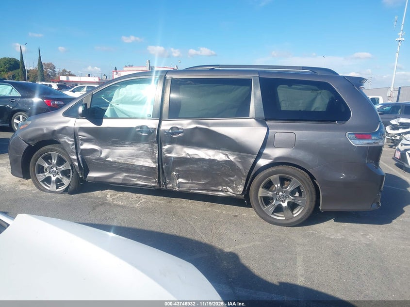 VIN 5TDXZ3DC1JS942275 2018 TOYOTA SIENNA SE 8 PASSENGER