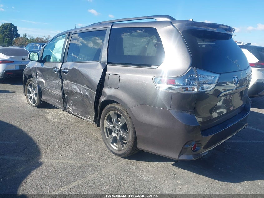 5TDXZ3DC1JS942275 2018 TOYOTA SIENNA photo no. 3