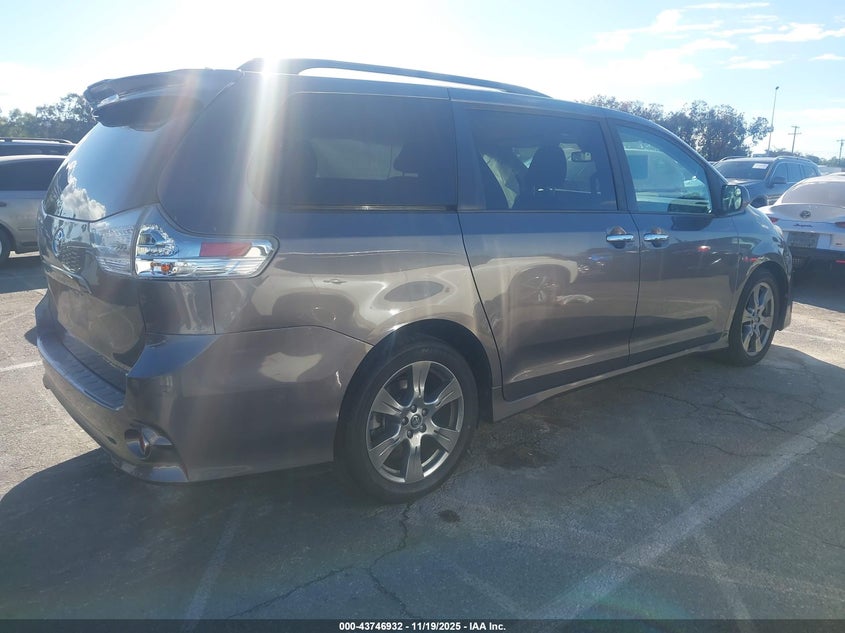 5TDXZ3DC1JS942275 2018 TOYOTA SIENNA photo no. 4