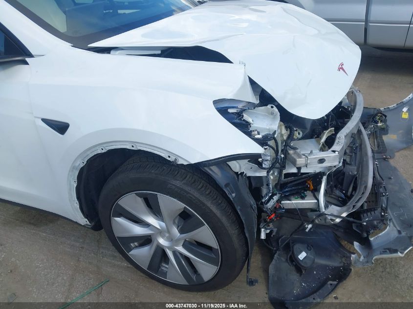 2024 Tesla Model Y Long Range Dual Motor All-Wheel Drive VIN: 7SAYGDEE2RF063709 Lot: 43747030