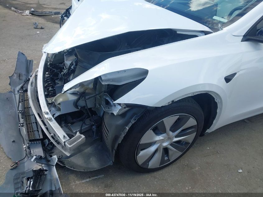 2024 Tesla Model Y Long Range Dual Motor All-Wheel Drive VIN: 7SAYGDEE2RF063709 Lot: 43747030