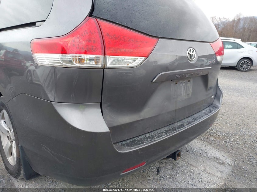 5TDKK3DC1BS113335 2011 TOYOTA SIENNA photo no. 12