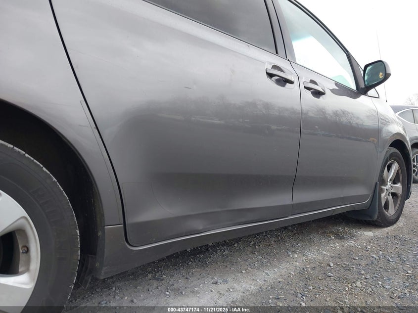 5TDKK3DC1BS113335 2011 TOYOTA SIENNA photo no. 21