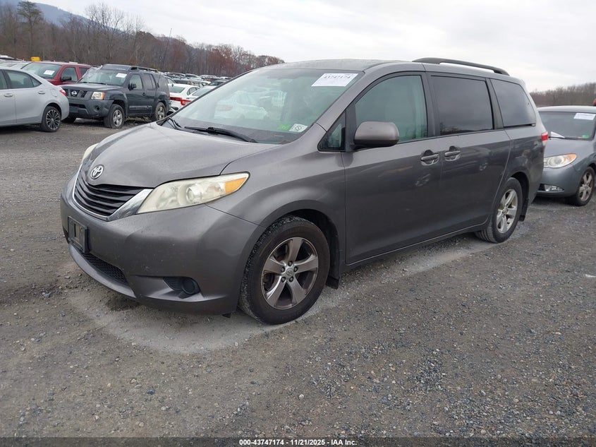 5TDKK3DC1BS113335 2011 TOYOTA SIENNA photo no. 2