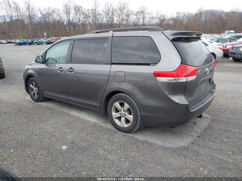 5TDKK3DC1BS113335 2011 TOYOTA SIENNA photo no. 3