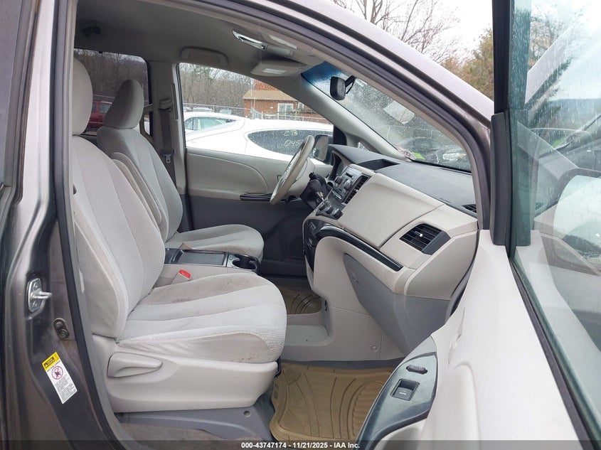 5TDKK3DC1BS113335 2011 TOYOTA SIENNA photo no. 5
