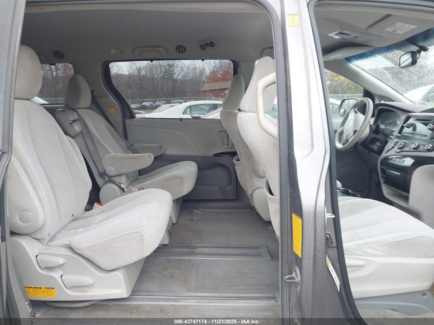 5TDKK3DC1BS113335 2011 TOYOTA SIENNA photo no. 8