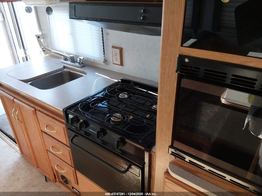 2002 Ford E-450 Cutaway Standard VIN: 1FDXE45S82HB21280 Lot: 43747261