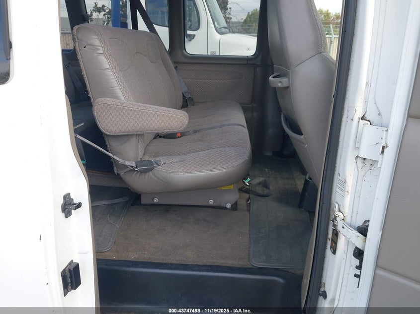 2001 Chevrolet Express VIN: 1GAHG39R511143886 Lot: 43747498