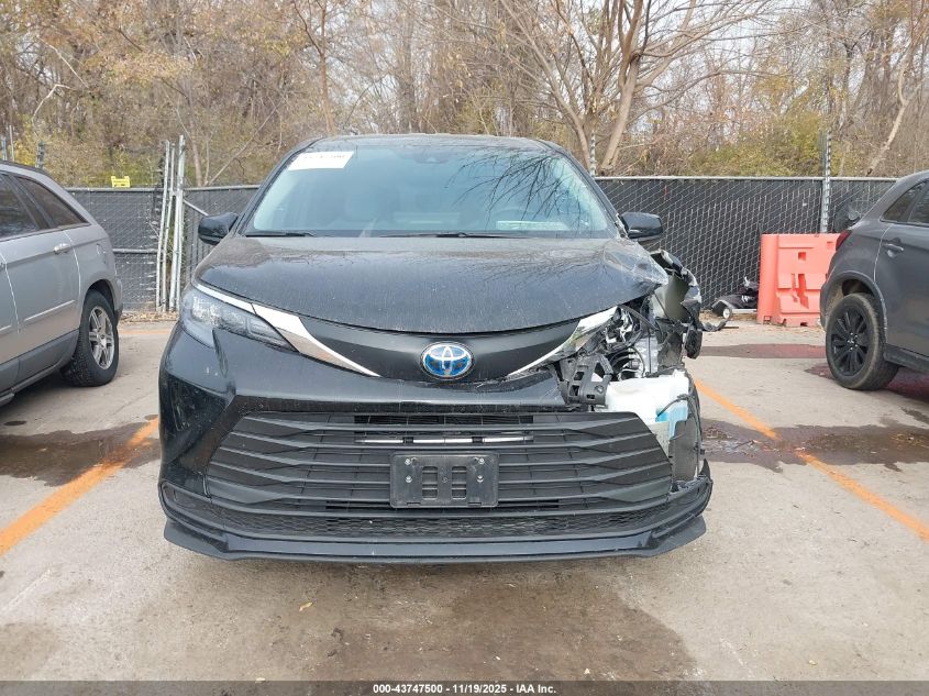 2025 Toyota Sienna - 5TDKRKEC3SS246702
