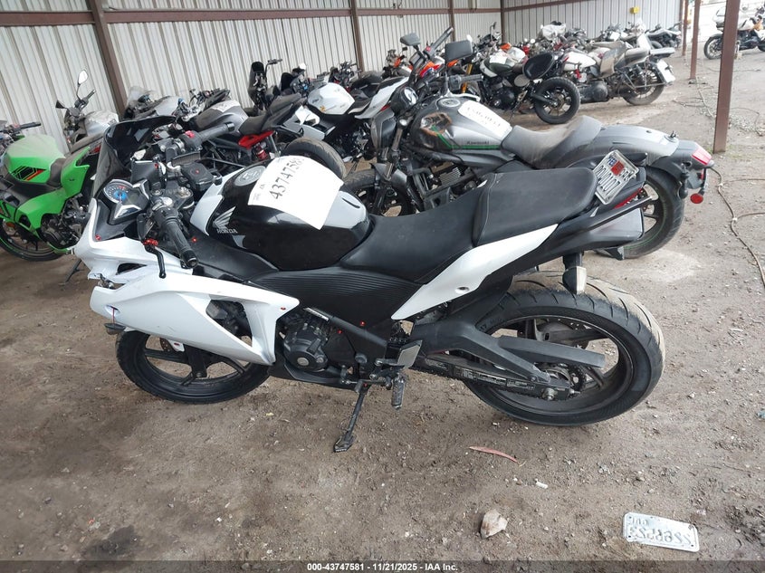 2011 Honda Cbr250 R VIN: MLHMC4110B5002373 Lot: 43747581