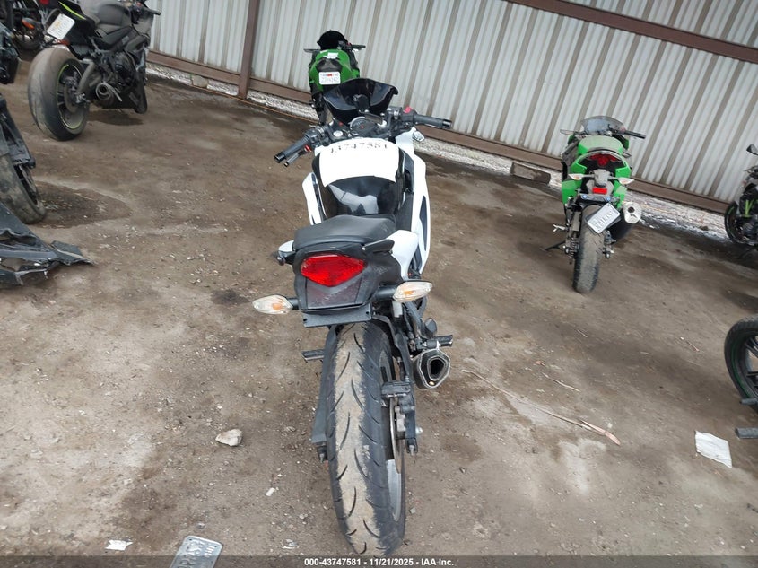 2011 Honda Cbr250 R VIN: MLHMC4110B5002373 Lot: 43747581