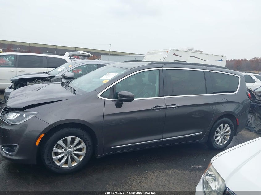 2017 Chrysler Pacifica Touring-L VIN: 2C4RC1BG8HR587435 Lot: 43748476