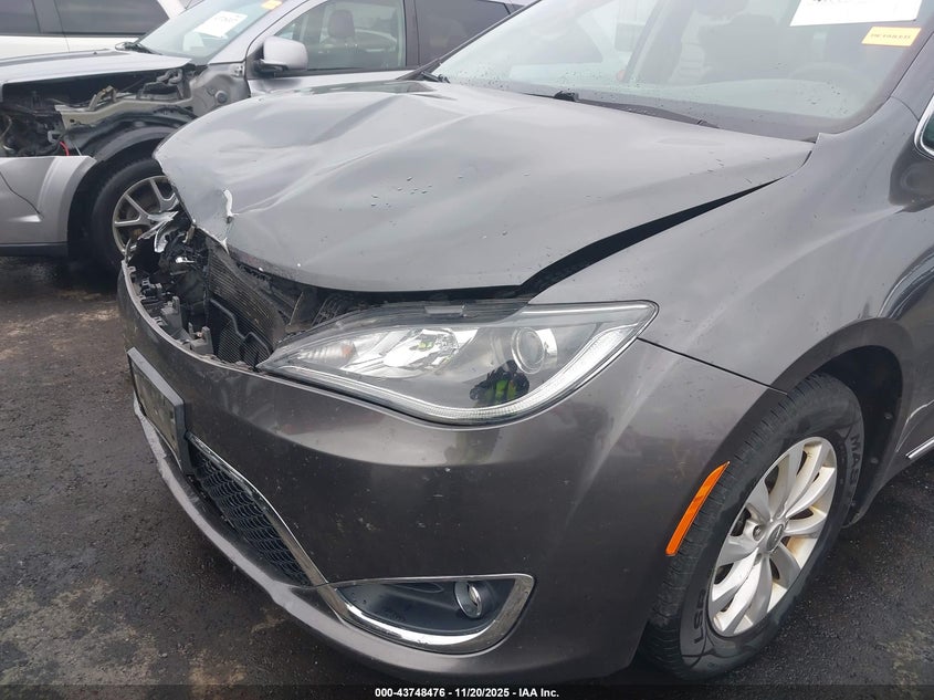 2017 Chrysler Pacifica Touring-L VIN: 2C4RC1BG8HR587435 Lot: 43748476