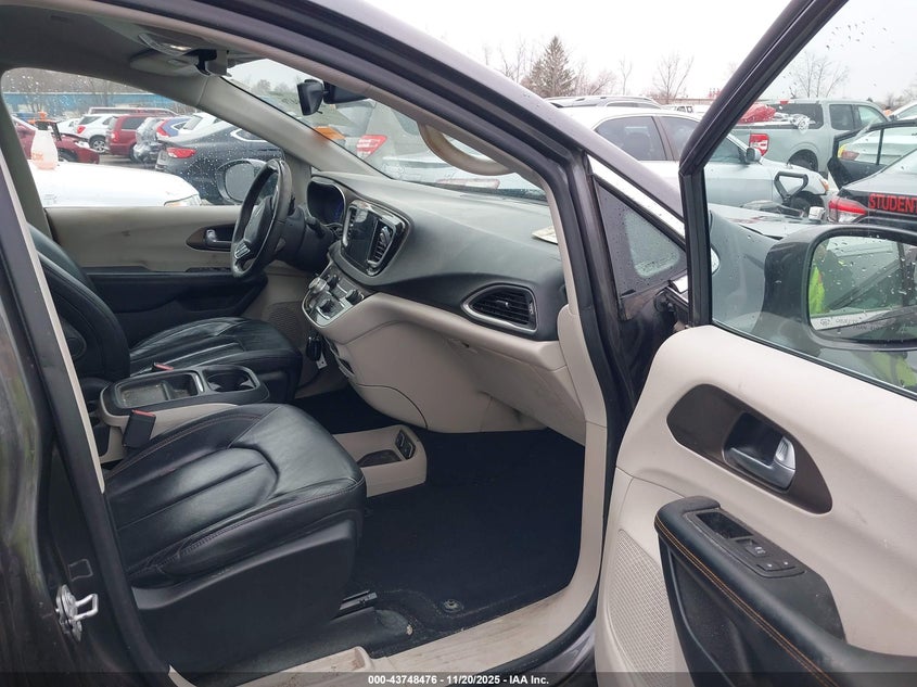 2017 Chrysler Pacifica Touring-L VIN: 2C4RC1BG8HR587435 Lot: 43748476