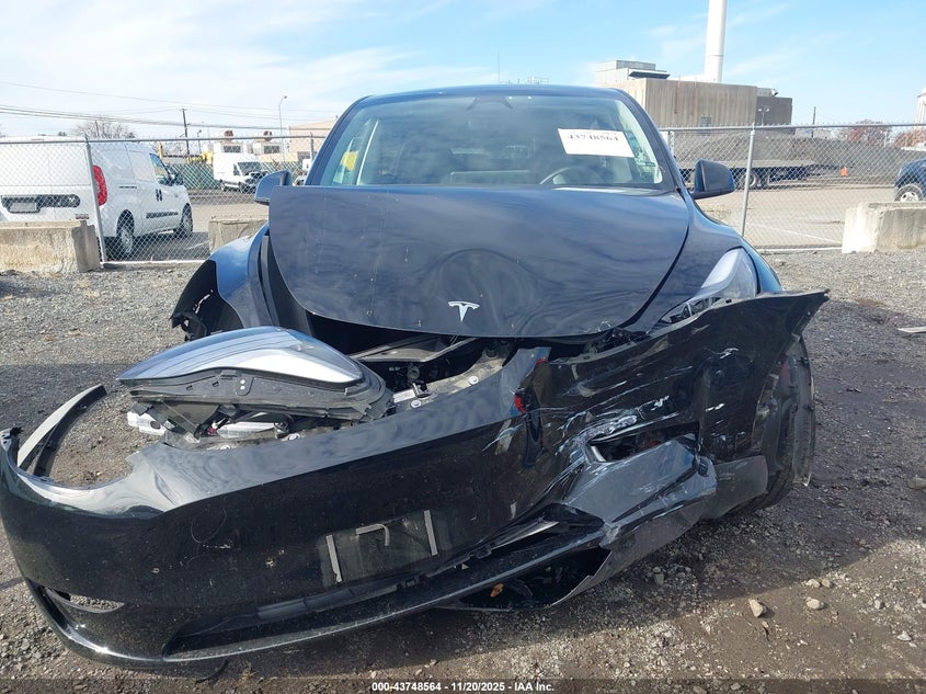 2025 Tesla Model Y Long Range Dual Motor All-Wheel Drive VIN: 7SAYGDEE6SF300238 Lot: 43748564