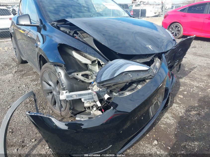 2025 Tesla Model Y Long Range Dual Motor All-Wheel Drive VIN: 7SAYGDEE6SF300238 Lot: 43748564